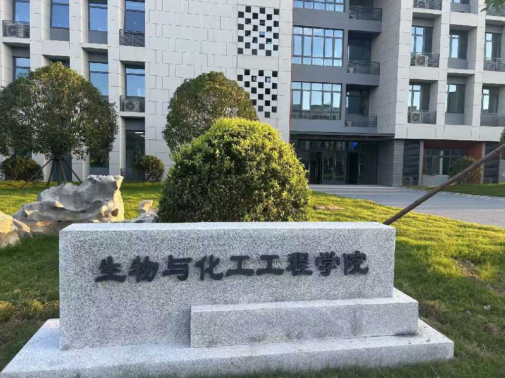 阿克苏市扬州职业大学体育场高杆灯项目